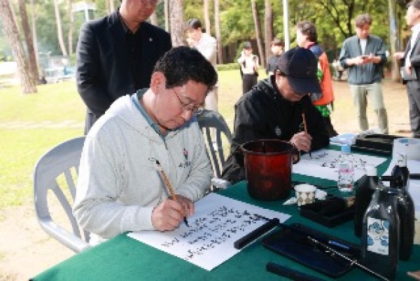 9-1. 이상일 용인특례시장이 28일 수지구 상현2동 행정복지센터와 상현공원 일원에서 열린 소실봉 문화축제에서 축하 메세지를 남기고 있다..jpg