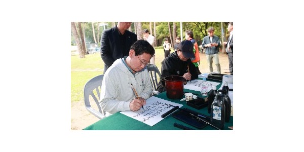 9-1. 이상일 용인특례시장이 28일 수지구 상현2동 행정복지센터와 상현공원 일원에서 열린 소실봉 문화축제에서 축하 메세지를 남기고 있다..jpg