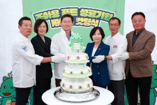 8. 2025 용인특례시 조아용 푸드 홍보행사에서 이상일 시장이 쌀 케이크 컷팅식에 참여했다..jpg