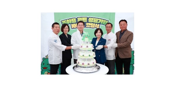 8. 2025 용인특례시 조아용 푸드 홍보행사에서 이상일 시장이 쌀 케이크 컷팅식에 참여했다..jpg