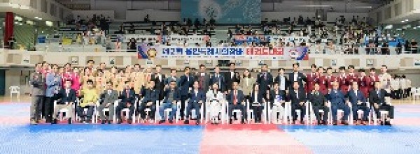 [사진1] 2025년 용인특례시의회 의장배 태권도대회 참석자들과 태권도 시범단이 기념촬영을 하고 있다..jpeg