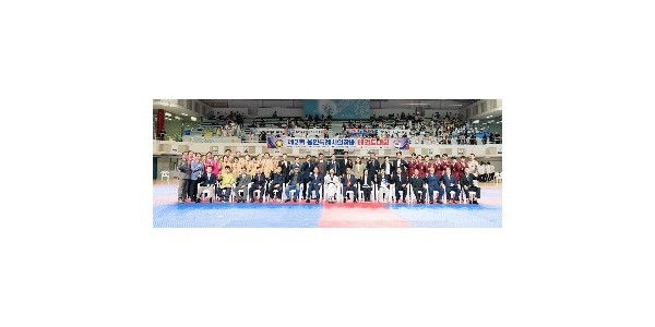 [사진1] 2025년 용인특례시의회 의장배 태권도대회 참석자들과 태권도 시범단이 기념촬영을 하고 있다..jpeg