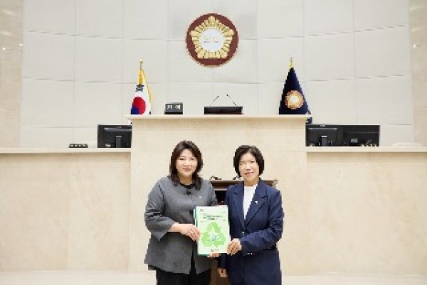 [사진3] 박희정 의원이 영등포구의회 의원연구단체에 연구결과보고서를 전달했다..jpg