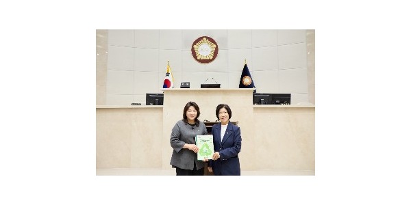 [사진3] 박희정 의원이 영등포구의회 의원연구단체에 연구결과보고서를 전달했다..jpg