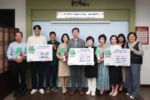 11. 9월 30일 (사)용인시친환경농업인연합회와 (사)경기도여성단체협의회 용인시지회 (사)용인아이봉사단이 추석 명절을 앞두고 어려운 이웃을 위한 성품을 용인특례시에 기탁했다..jpg