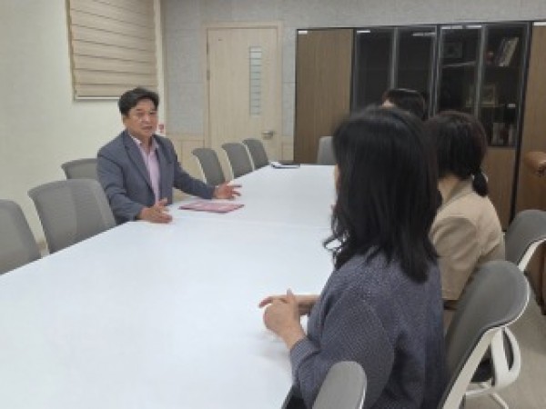 251002 김호겸 의원, 운천고등학교 및 남양초등학교 학교급식실 환기설비 개선 현황 점검...경기도형 환기설비 도입 필요! (1).jpg