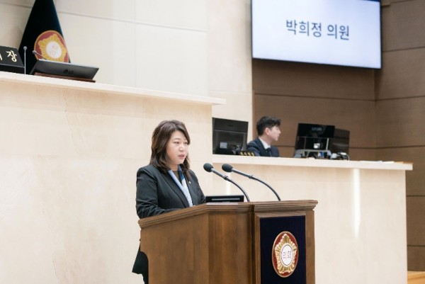 사진1. 용인특례시의회 박희정 의원이 20일 열린 제296회 임시회 제1차 본회의에서 5분 자유발언을 하고 있다..JPG