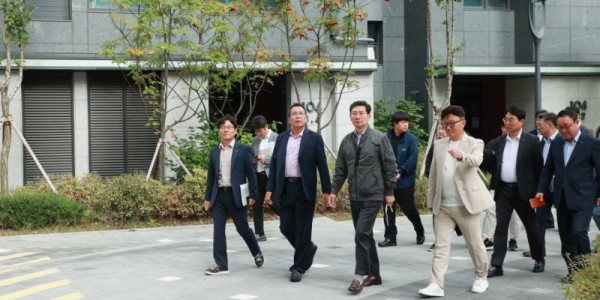 4-1. 이상일 시장이 20일 용인드마크데시앙에서 공동주택 민생현장 소통버스킹을 열고 소통의 시간을 가졌다..jpg