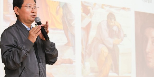 5-1. 이상일 용인특례시장은 20일 포곡 생활안전협의회 회원을 대상으로 미술 특강을 진행했다.jpg