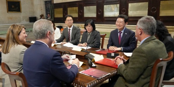 6-1. 이상일 용인특례시장이 지난해 2월 22일 스페인 세비야 시청을 방문해 호세 루이스 산즈 시장과 우호교류의향서를 교환한 뒤 시 관계자들과 교류 협력 방안을 논의하는 모습.JPG