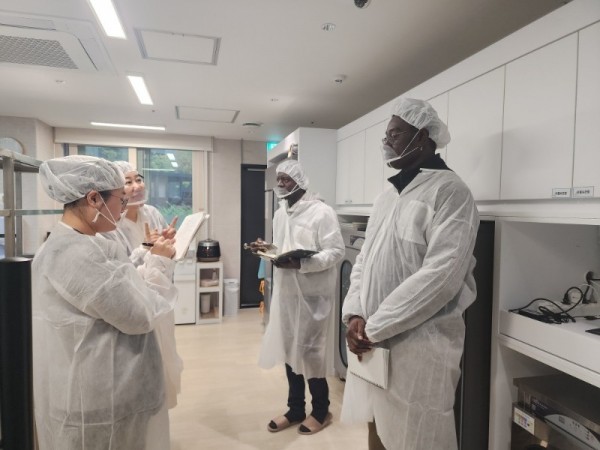 5-1. 용인특례시는 21일 세네갈 보건부 공무원들이 선진 급식체계와 시설을 견학하기 위해 용인시 어린이사회복지급식관리지원센터를 방문했다고 밝혔다.jpg