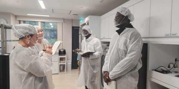 5-1. 용인특례시는 21일 세네갈 보건부 공무원들이 선진 급식체계와 시설을 견학하기 위해 용인시 어린이사회복지급식관리지원센터를 방문했다고 밝혔다.jpg