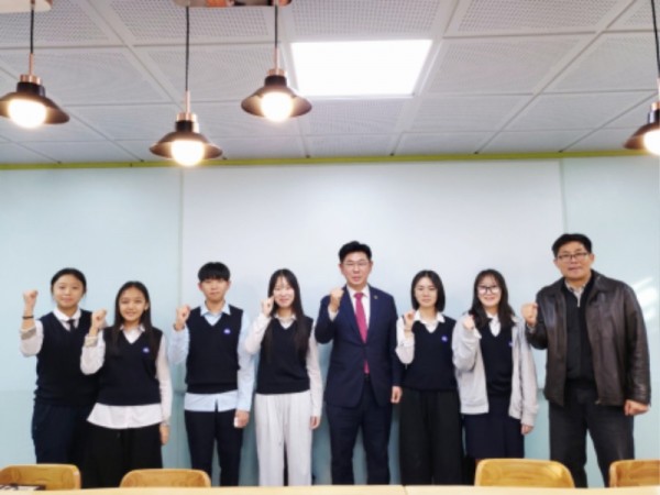 251022 윤충식 의원, 갈월중 교육현장 살피며 학생들과 소통 (1).jpg