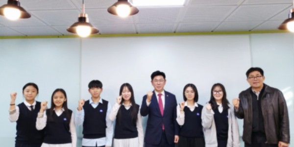 251022 윤충식 의원, 갈월중 교육현장 살피며 학생들과 소통 (1).jpg