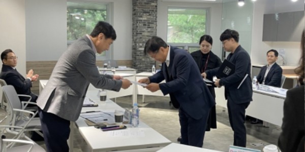 251022 이택수 의원, 고양교육지원청 급식실 개선협의회 위원 위촉 (1).jpg