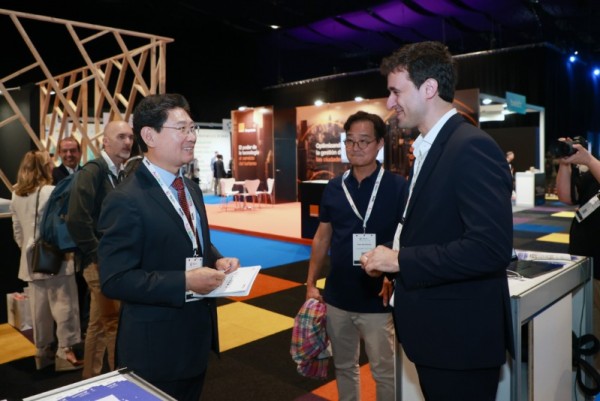 9-1. 22일(현지 시간) 세비야 피베스에서 이상일 시장이 로제 로요 주한스페인상공회의소 회장과 대화하고 있다..jpg