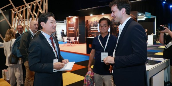 9-1. 22일(현지 시간) 세비야 피베스에서 이상일 시장이 로제 로요 주한스페인상공회의소 회장과 대화하고 있다..jpg