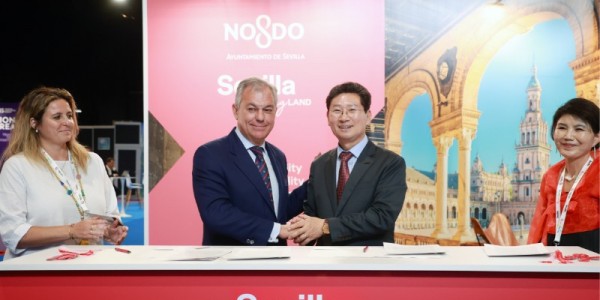 10-1. 22일(현지 시간) 시베야 피베스에서 이상일 시장이 호세 루이스 산스 시장과 우호 협약 체결 후 악수하고 있다.jpg