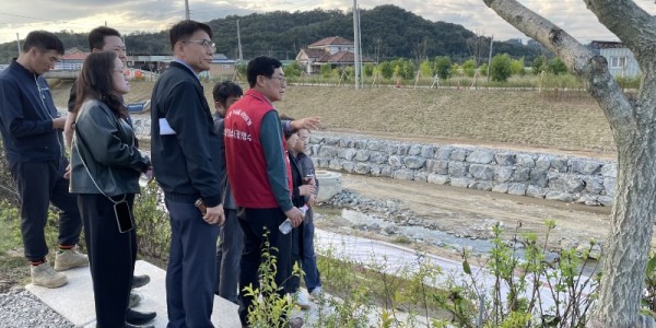 251023 박명수 의원, 안성 생태하천복원사업 정담회 및 현장 방문 (1).jpg