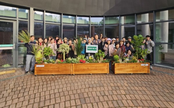 5. 용인특례시, 용인그린대학원 원예과 학생 실습작품 생명의 집에 전달.jpg