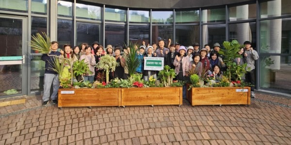 5. 용인특례시, 용인그린대학원 원예과 학생 실습작품 생명의 집에 전달.jpg