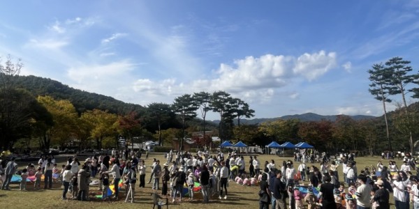 6. 용인특례시는 유아숲 특별 프로그램인 _꼬마마법사의 단풍숲 놀이터_ 행사를 개최했다.jpg