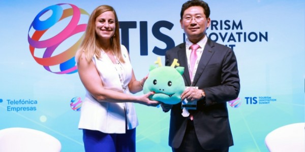 12-1. 스페인 세비야 피베스(FIBES)에서 열린 TIS 2025에 참석한 이상일 시장이 세션 종료 후 진행자에게 조아용 인형을 전달하고 있다.jpg