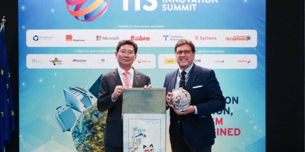 13-1. 스페인 세비야 피베스(FEBIS)에서 이상일 시장(왼쪽)과 안토니오 카스타뇨 세비야시 관광청장이 기념품 전달 후 기념 사진을 촬영하고 있다.jpg