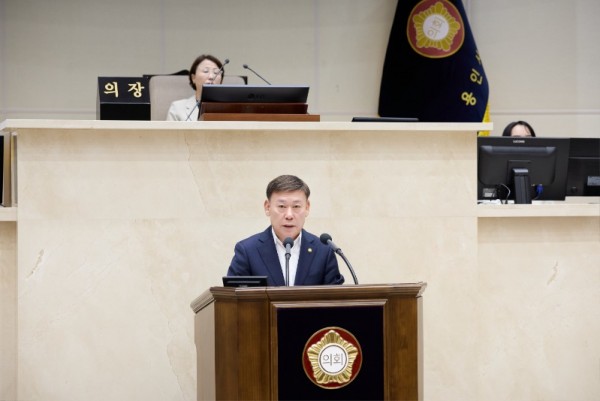 사진1. 용인특례시의회 황재욱 의원이 24일 열린 제296회 임시회 제2차 본회의에서 5분 자유발언을 하고 있다..jpg