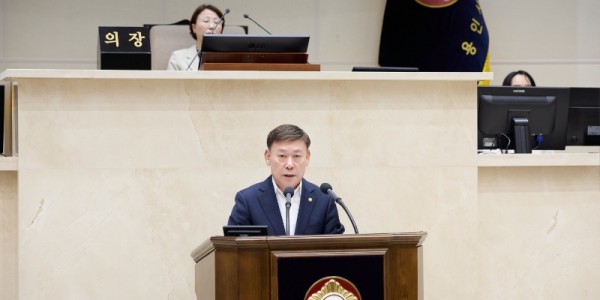 사진1. 용인특례시의회 황재욱 의원이 24일 열린 제296회 임시회 제2차 본회의에서 5분 자유발언을 하고 있다..jpg