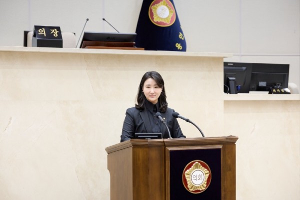 사진1. 용인특례시의회 박은선 의원이 24일 열린 제296회 임시회 제2차 본회의에서 5분 자유발언을 하고 있다..jpg
