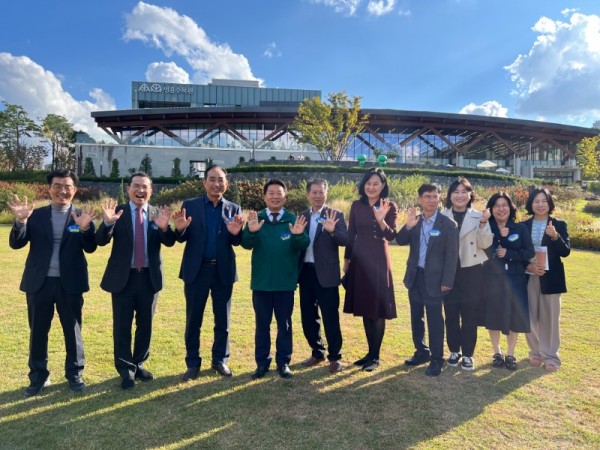 251024 이오수 의원, 제12회 장미·국화 생생전시회 참석(1) (1).jpg