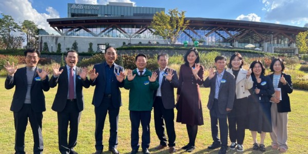 251024 이오수 의원, 제12회 장미·국화 생생전시회 참석(1) (1).jpg