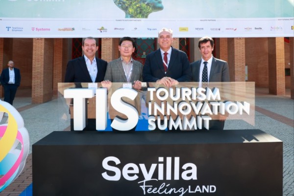 1-1. 24일 스페인 세비야 피베스에서 TIS 2025 폐막식 후 이상일 시장(왼쪽 둘째)이 아르투로 베르날 안달루시아 주 관광부 장관(오른쪽 둘째), 알베르트 플라나스 네벡스트 CEO(왼쪽 첫째), 미겔 안토니오 네벡스트 회장과 기념사.jpg