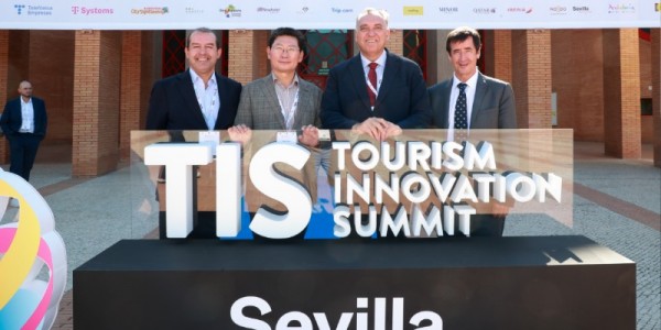 1-1. 24일 스페인 세비야 피베스에서 TIS 2025 폐막식 후 이상일 시장(왼쪽 둘째)이 아르투로 베르날 안달루시아 주 관광부 장관(오른쪽 둘째), 알베르트 플라나스 네벡스트 CEO(왼쪽 첫째), 미겔 안토니오 네벡스트 회장과 기념사.jpg