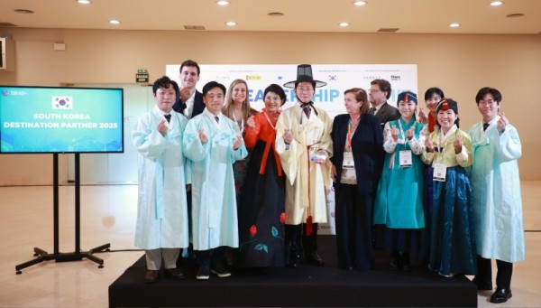 4-1. 22일 세비야 피베스에서 이상일 시장과 시 대표단이 한복을 입고 기념사진을 촬영하고 있다.jpg