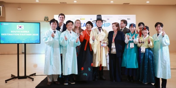 4-1. 22일 세비야 피베스에서 이상일 시장과 시 대표단이 한복을 입고 기념사진을 촬영하고 있다.jpg