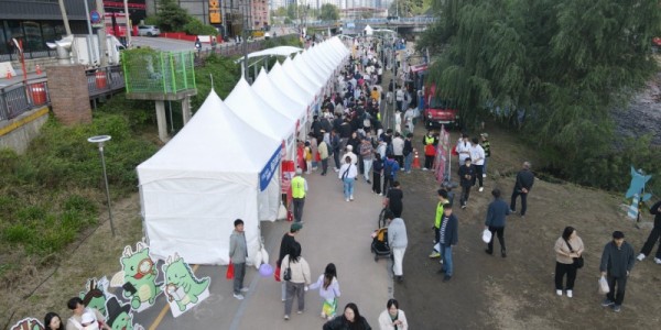 5-1. 25일 신갈오거리 일원에서 열린 2025 신갈오거리 도시재생 거리예술축제 현장.jpg