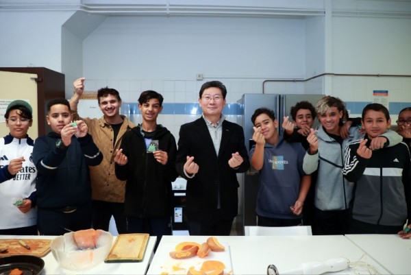 7-2. 27일 몽펠리에 모두를 위한 집 레스쿠타르에서 이상일 시장이 요리 수업 학생들과 기념사진을 촬영하고 있다.jpg