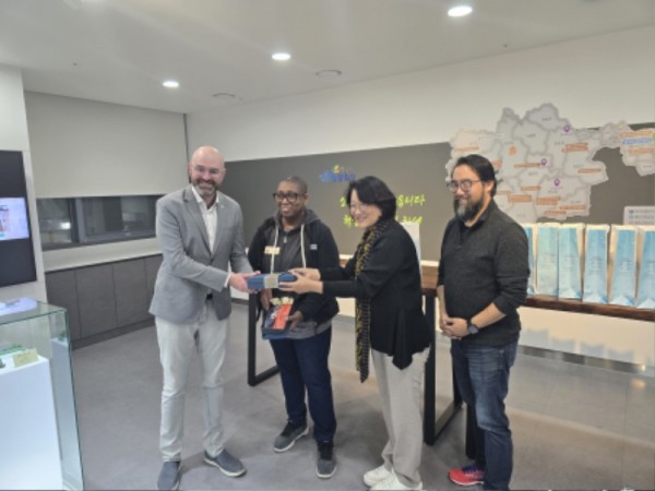 251029 신미숙 의원, 미국 조지아주 경제사절단 만나…경기도 우수 소공인 제품 사례 공유 (1) (1).jpg