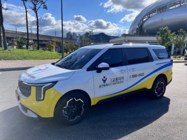 3-1. 신형차량으로 교체한 교통약자 위한 _특별교통수단_ 차량 측면 사진.JPG