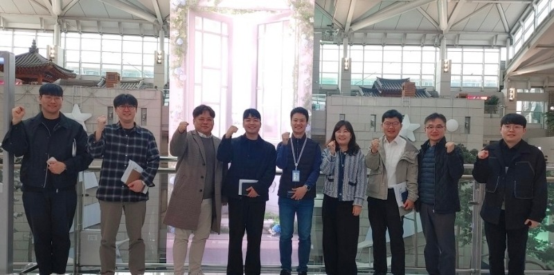 251031 정동혁 의원, 외국인 관광객과 함께 ‘인천공항-고양 환승관광’ 동행 점검(2).jpg