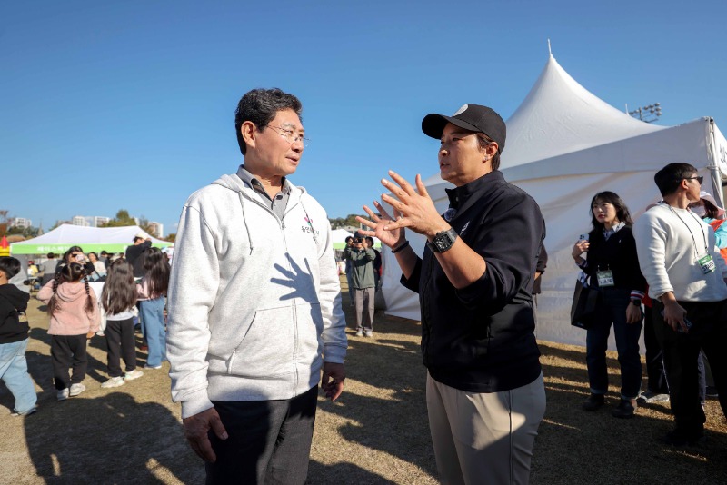 9-3. 1일 오후 열린 세리박위드용인 패밀리 파티에서 이상일 시장이 박세리 대표와 이야기를 나누고 있다..jpg