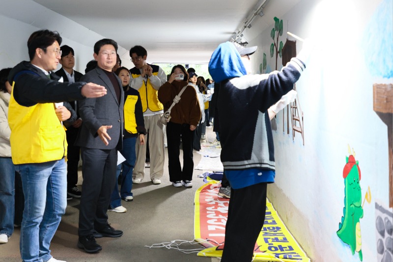 10-1. 이상일 용인특례시장은 2일 동백호수공원 벽화그리기 현장을 찾아 봉사자들을 격려했다 .jpg