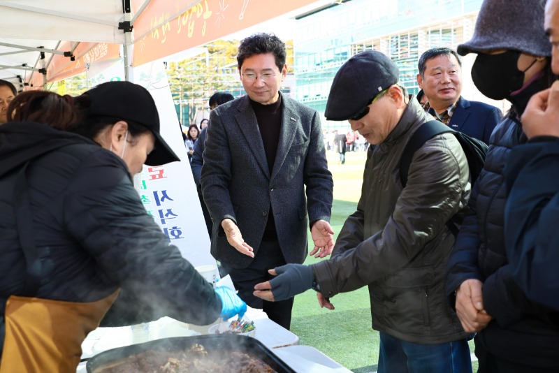 11-1.이상일 시장은 2일 농업인의 날 기념식에 참석해 농업인들과 소통했다.jpg