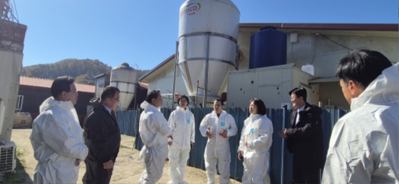 251104 박명숙 의원, 농정위와 함께 양평 축산악취 저감 농가 현장 방문 (1).jpg