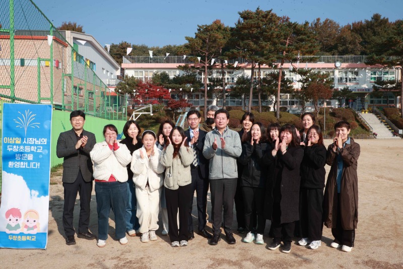 8-1. 이상일 용인특례시장이 처인구 원삼면 두창초등학교에서 학교환경 개선을 위한 간담회를 열었다..jpg