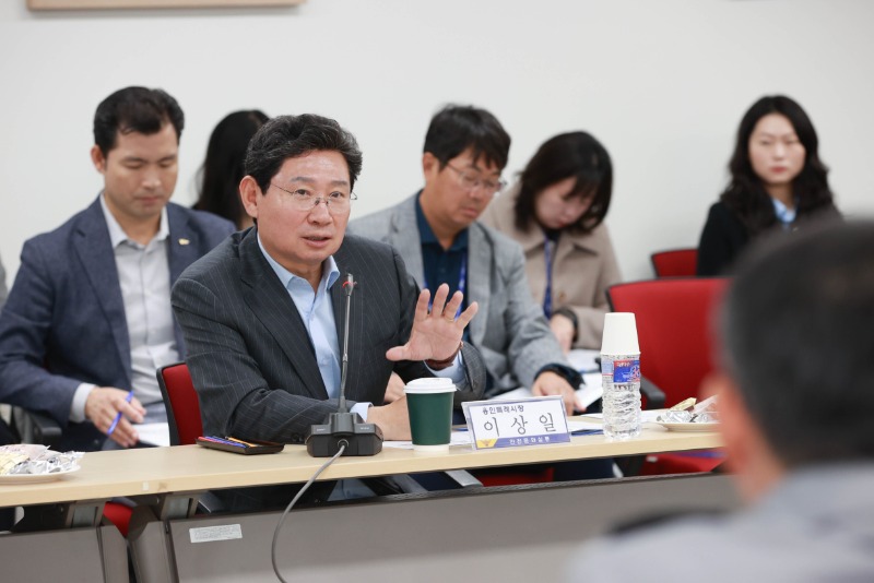 13-2. 이상일 용인특례시장이 6일 용인동부경찰서에서 열린 안전문화살롱에 참석해 현안과 관련해 발언하고 있다..jpg