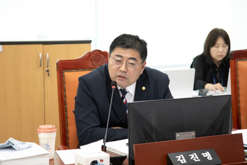 251110 김진명 의원, 청소년 활동 예산지원 확대·학교사회복지사 고용안정 나서야.jpg