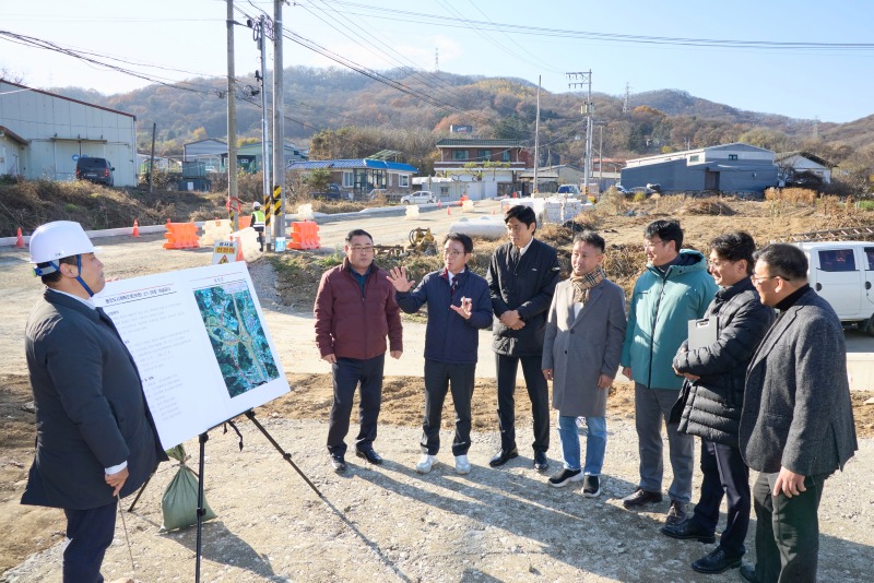 20251117 용인특례시의회 도시건설위원회, 행정사무감사 현지 확인(1)용인도시계획도로 (모현)소1-26호선 개설공사 현장.jpg